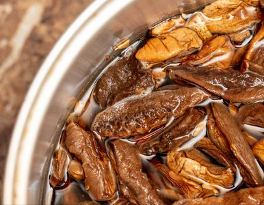 Miniatura: Jak usunąć piasek z suszonych grzybów? Z...