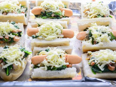 Miniatura: Biorę bułki, parówki i dwa dodatki. Ta...