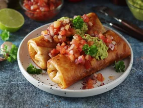 Miniatura: Zawijam farsz w tortillę i smażę na złoto....