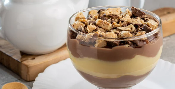 Miniatura: Do pucharków nakładam dwie słodkie masy....