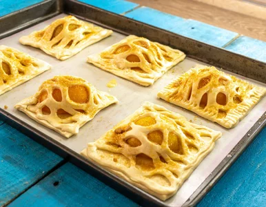 Miniatura: Ciastka „Brzoskwinie w siatce” powstają w...