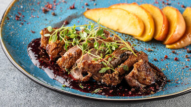 Miniatura: Duszę ją w jabłkach z majerankiem. To...