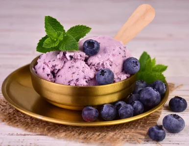 Miniatura: Kremowe lody borówkowe zrobisz ekspresowo....