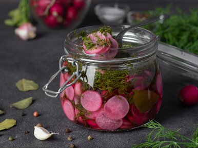 Miniatura: Kroję sezonowe warzywo i zalewam marynatą....