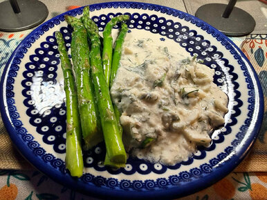 Miniatura: Delikatną rybę zanurzam w koperkowym...