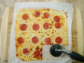 Miniatura: Chrupiący serowy placek to moja pizza na...