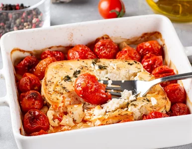 Miniatura: Jedną kostkę i pomidorki wrzucam do...