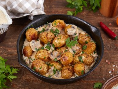 Miniatura: Wrzucam młode ziemniaki do piekarnika i...