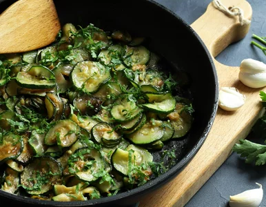 Miniatura: Cukinię kroję w plasterki i wrzucam na...