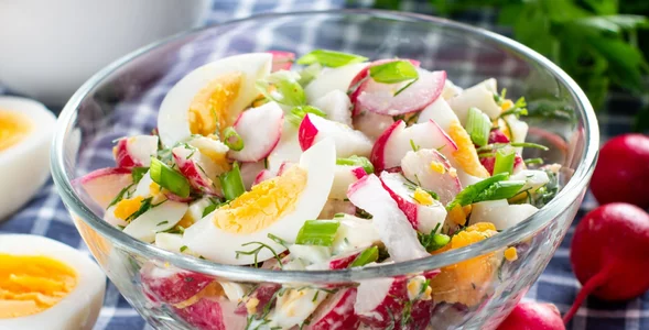 Miniatura: Siekam jajka i rzodkiewki. Tę chrupiącą...