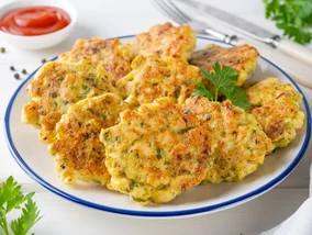 Miniatura: Siekam kurczaka i robię sycące kotlety....