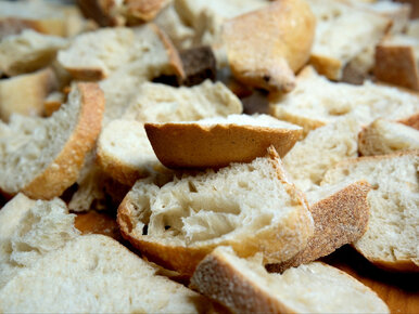 Miniatura: Czerstwy chleb rwę na kawałki i zapiekam....