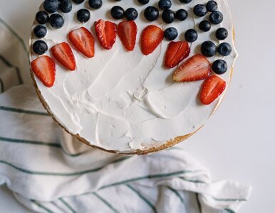 Zdrowa przekąska domowej roboty: Przepis na ciasto owsiane z truskawkami...