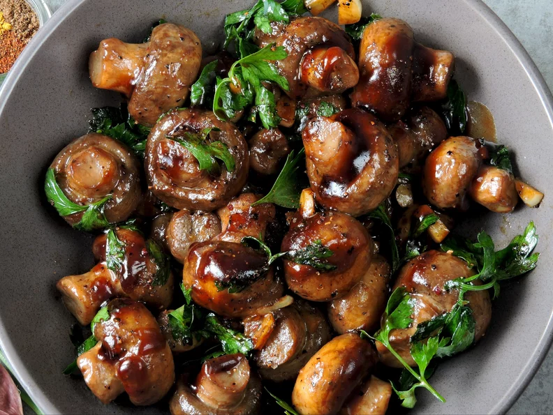 Miniatura: Do pieczarek dodaję 1 łyżkę. Smak robi się...