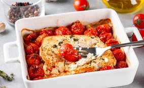 Miniatura: Kostkę i pomidorki wrzucam do piekarnika....