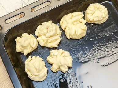 Miniatura: Mieszam łyżką, dodaję jabłka i kładę na...