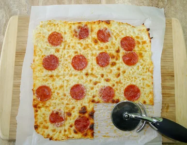 Miniatura: Chrupiący serowy placek to moja pizza na...