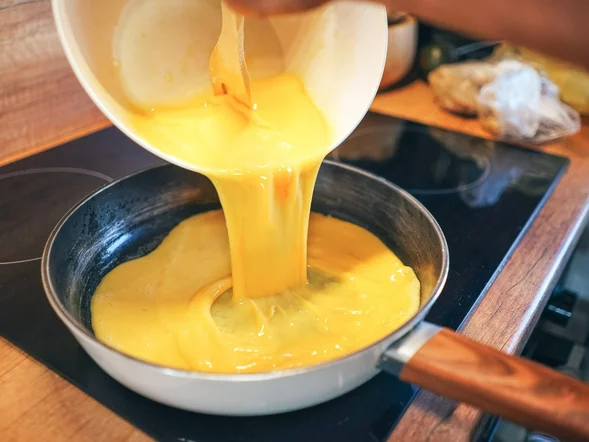 Miniatura: Do jajecznicy dodaję jedną łyżkę z...