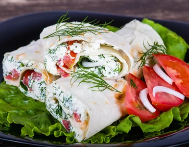 Miniatura: Gotowe placki, twaróg i warzywa. Te...