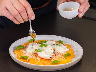 Miniatura: Kroję żółte owoce na plasterki i dodaję...