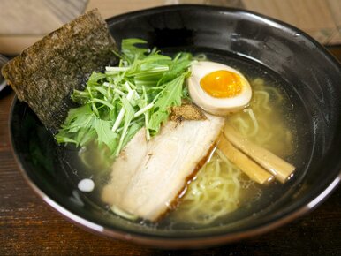 Miniatura: Ramen na bazie aromatycznego wywaru. Ten...