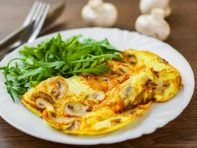 Miniatura: Rumienię pieczarki i wlewam rozmieszane...