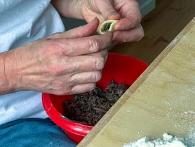 Miniatura: Babcia robiła najlepszy farsz do uszek....