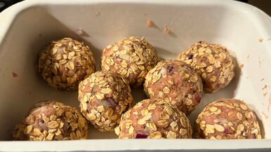 Miniatura: Formuję kulki, układam w sosie i wstawiam...