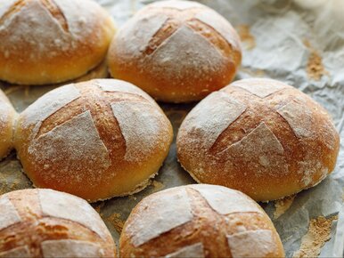 Miniatura: Te chrupiące bułeczki śniadaniowe robię z...