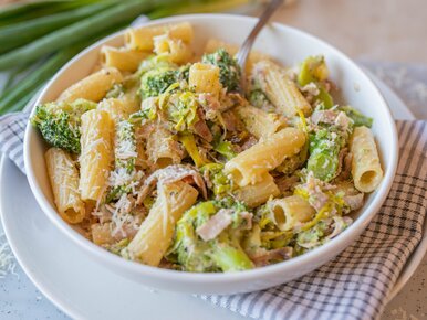 Miniatura: Gotuję makaron i szykuję proste dodatki....