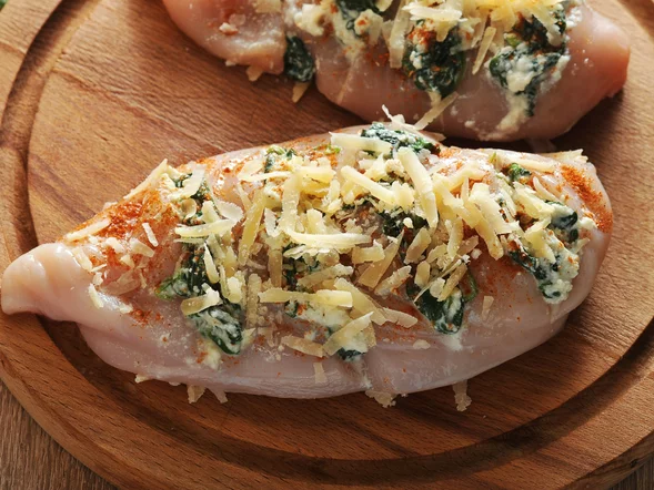 Miniatura: Nacinam pierś z kurczaka i wkładam do...