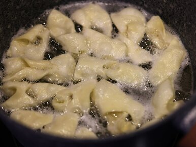 Miniatura: Tylko tak smażone faworki będą złociste i...