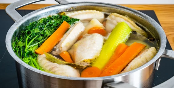 Miniatura: Do rosołu dorzucam mały kawałek....