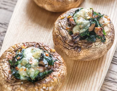 Miniatura: Wkładam farsz do pieczarek i zapiekam. Po...