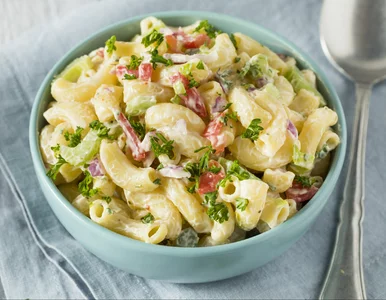 Miniatura: Lekka sałatka makaronowa, która naprawdę...
