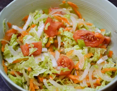 Miniatura: Szatkuję kapustę pekińską i dokładam trzy...