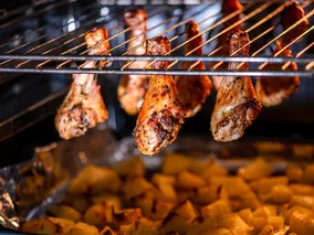 Miniatura: Zawieszam pałki kurczaka nad ziemniakami....