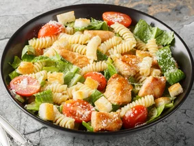 Miniatura: Ta sałatka z kurczakiem jest lekka i...