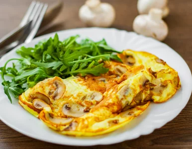 Miniatura: Rumienię pieczarki i wlewam rozmieszane...