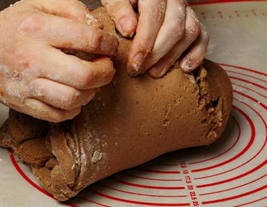 Miniatura: Zagniatał ciasto na pierniki i czekał 17...