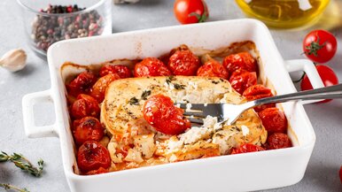 Miniatura: Jedną kostkę i pomidorki wrzucam do...