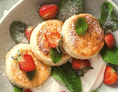 Miniatura: Rozgniatam twaróg i dodaję 2 składniki. Te...