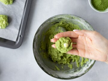 Formowanie zielonego ciasteczka matcha z białą czekoladą