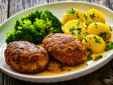 Miniatura: Do masy na kotlety ścieram zdrowy dodatek....