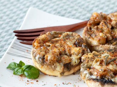 Miniatura: Pieczarki napełniam aromatycznym farszem i...