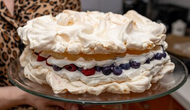 Miniatura: Domowy tort bezowy z przepisu babci...