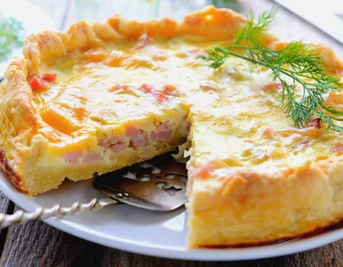 Miniatura: Na ciasto wykładam szynkę i ser. Ta tarta...