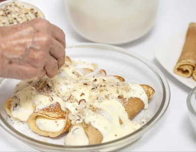 Miniatura: Naleśniki nadziewam słodkim farszem i...