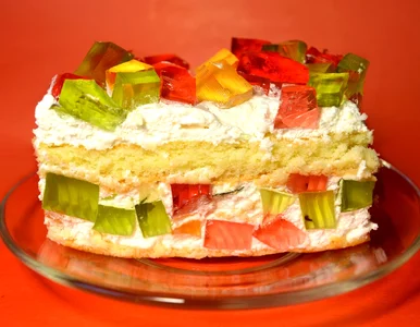 Miniatura: Ten kremowy deser wygląda jak kolorowe...