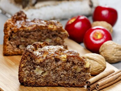 Miniatura: Do masy dorzucam dwa składniki. To ciasto...